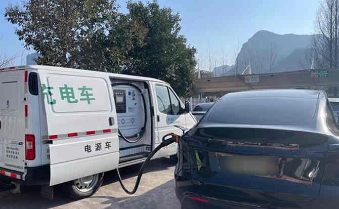 阿克塞汽车搭电